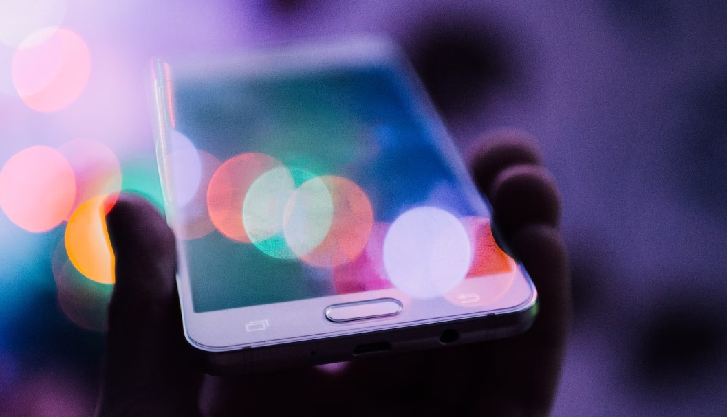 Россияне ответили, поддерживают ли они сдачу гаджетов учителю перед началом урока