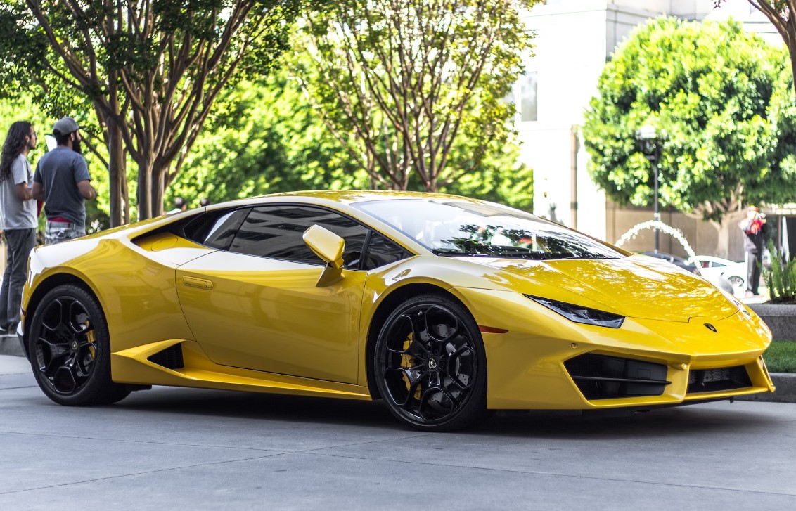 Налог на роскошь: сколько платят за премиальные автомобили в разных регионах России