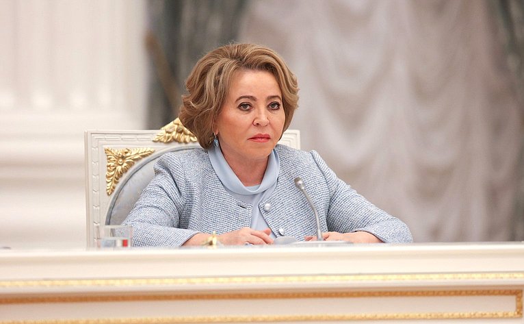 Матвиенко потребовала предоставлять квартиры семьям с тремя детьми
