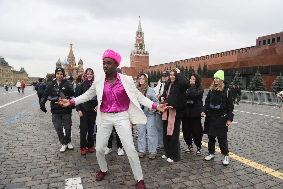 «От Камчатки до Казани люди с добрыми глазами»: Рэпер из Африки Calem OG стал активистом общественного движения «Молодежь за Владимира Путина»   