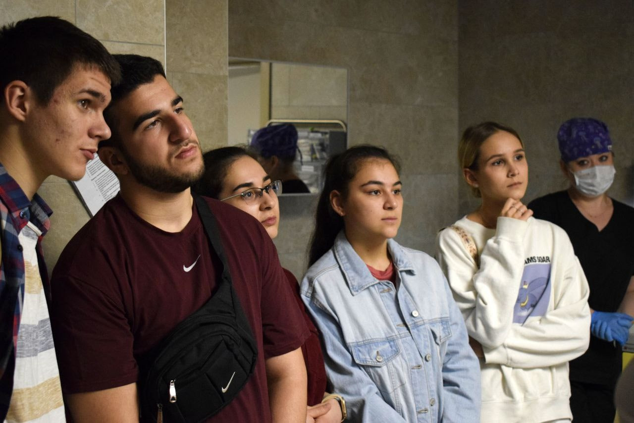 Школьников познакомили с работой Многофункционального медицинского центра МЕДСИ в рамках столичного проекта «День без турникетов»